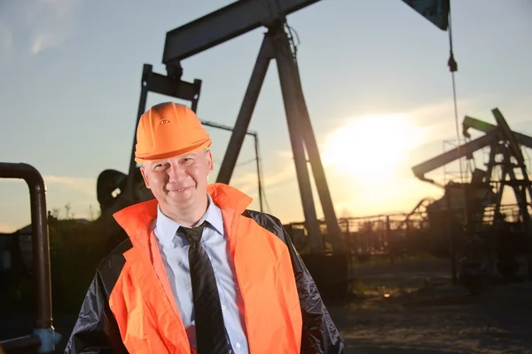 Engenheiro em um campo de petróleo — Fotografia de Stock