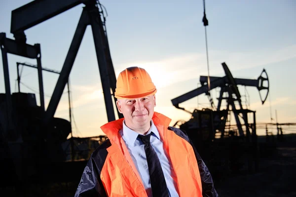Engineer in an Oil field — Stock Photo, Image