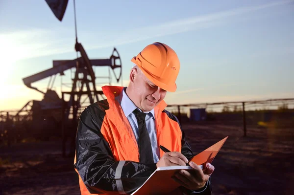 Ingegnere in un giacimento petrolifero — Foto Stock