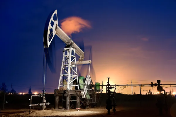 Нефтяная вышка ночью. — стоковое фото