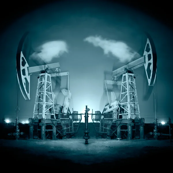 Εξέδρες άντλησης πετρελαίου, τη νύχτα. — Φωτογραφία Αρχείου