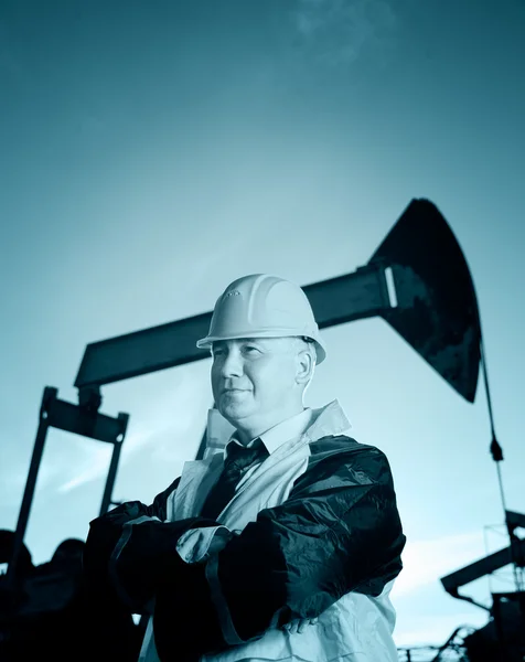 Trabalhador em um campo de petróleo — Fotografia de Stock