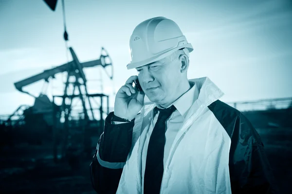 Pracovník v ropné pole — Stock fotografie