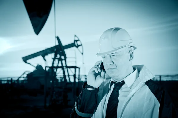 Worker in an Oil field — Stock Photo, Image