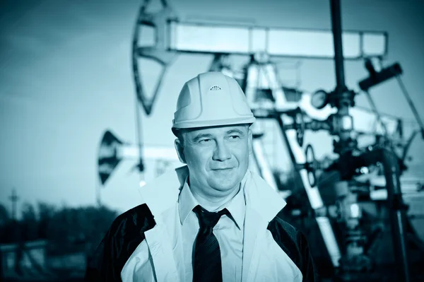 Trabalhador em um campo de petróleo — Fotografia de Stock