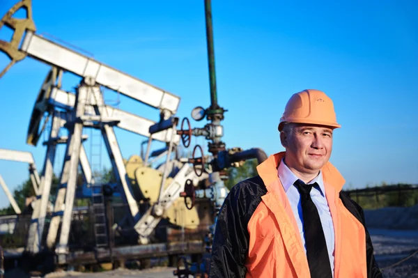 Ingeniero en un campo petrolero — Foto de Stock
