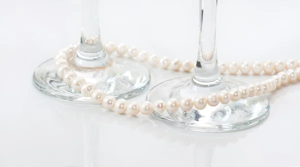 Two glasses and pearls — Stock Photo, Image