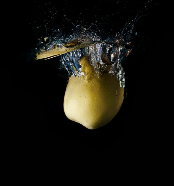 Pomme jaune dans l'eau éclaboussure — Photo