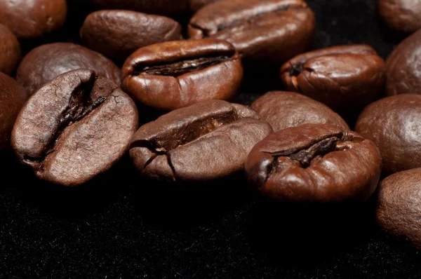 Kávová zrna na černém pozadí — Stock fotografie