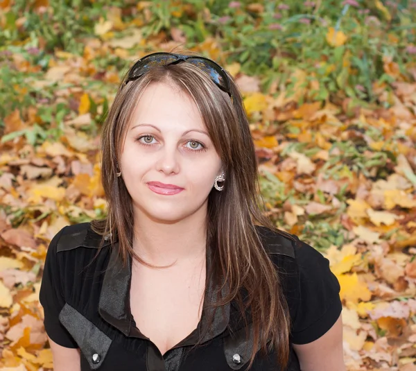 Beautiful brunette girl in autumn park — Stock Photo, Image