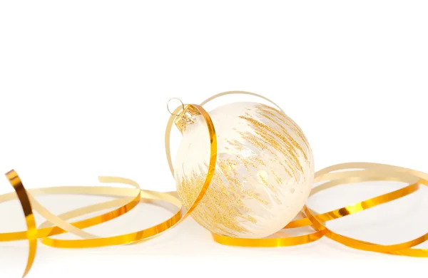Kerstbal en gouden lint — Stockfoto