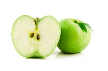 yeşil elma beyaz üzerine izole