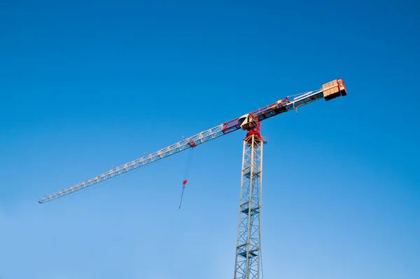 Gru da costruzione contro il cielo blu — Foto Stock