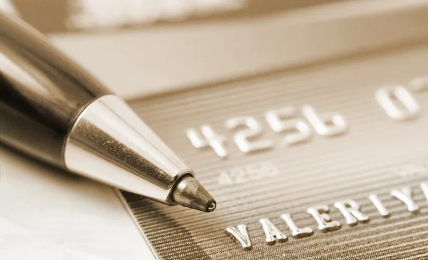 Närbild en penna över kreditkort一支笔在信用卡特写 — Stockfoto