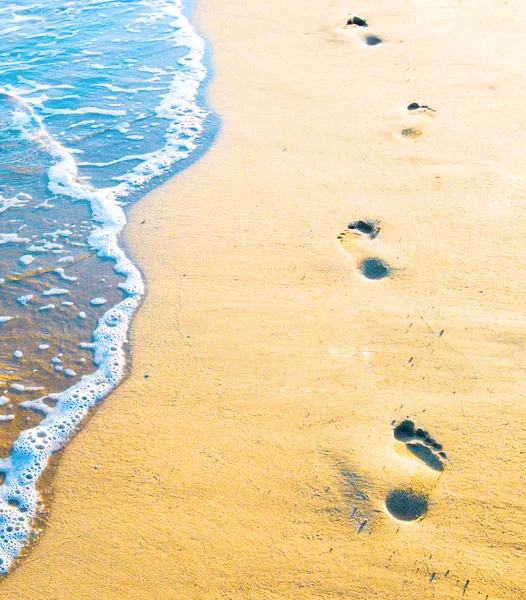 Footprint on sand with foam — Stockfoto