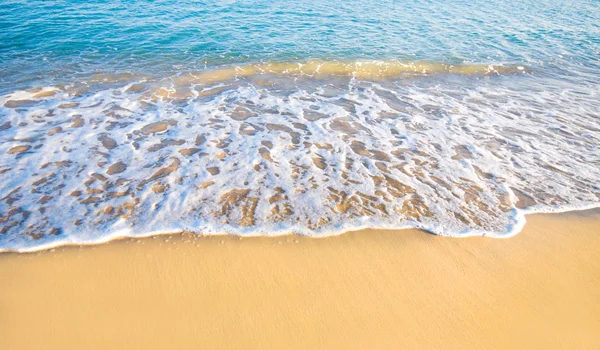 Пляж и волны — стоковое фото