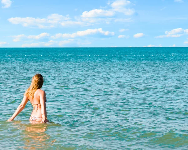 Krásná žena a moře — Stock fotografie