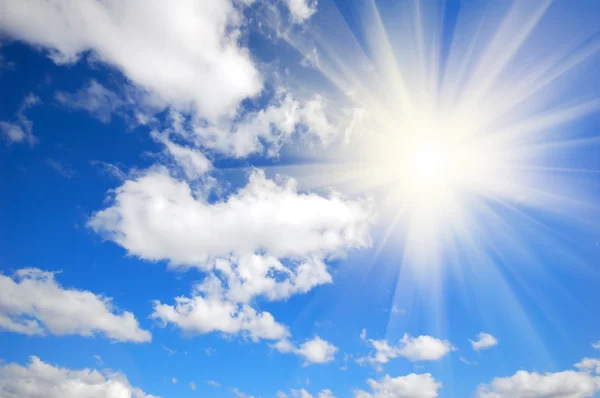 Blå himmel, moln och sol — Stockfoto