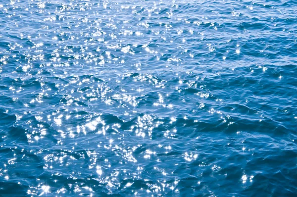 Água do oceano espumante ao sol brilhante da manhã — Fotografia de Stock
