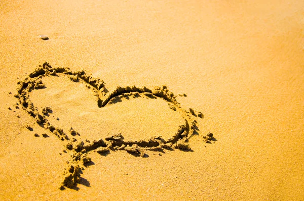 Symbole coeur sur la plage — Photo