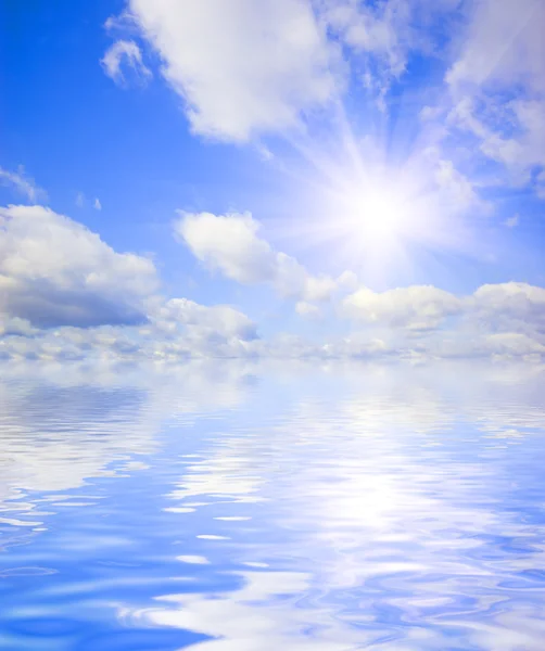 Schöner Sommerhimmel mit Wasserspiegelung — Stockfoto