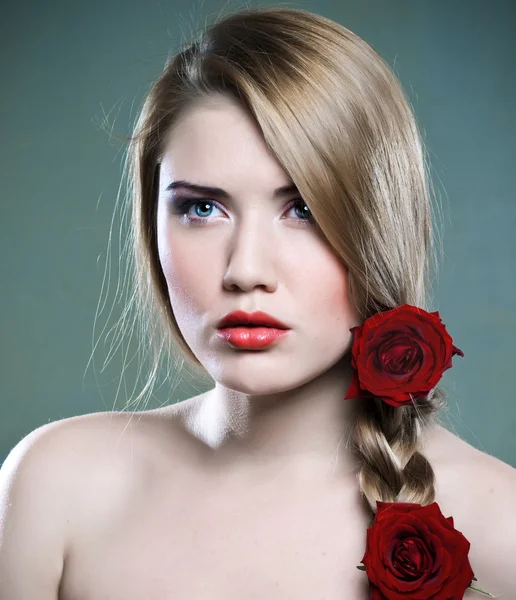 Beauty and roses — Stock Photo, Image