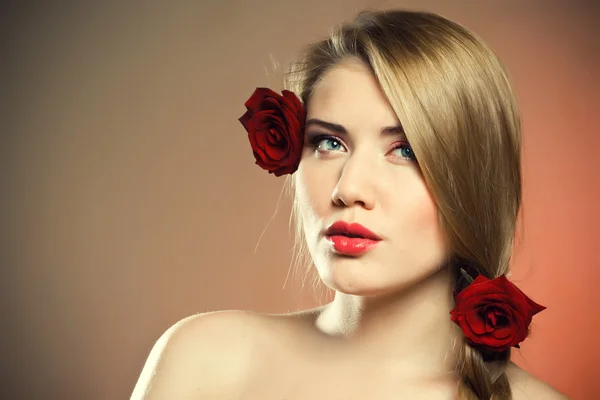 Beauty and roses — Stock Photo, Image