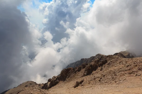 Krajobraz górski z chmurami — Zdjęcie stockowe
