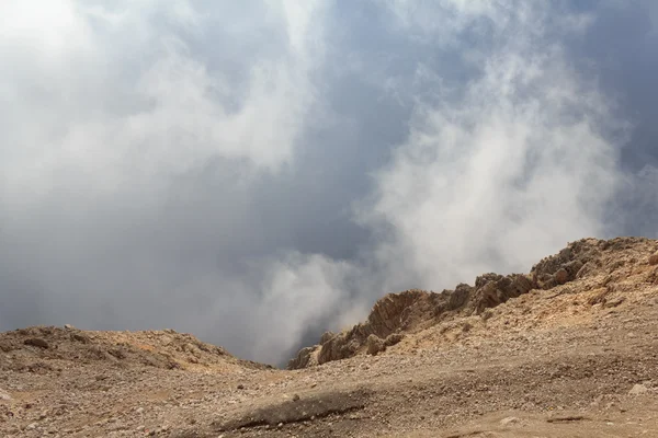 구름 이 있는 산악 지형 — 스톡 사진