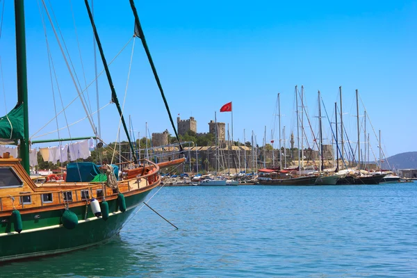 Bodrum hrad a plachetní lodě, Turecko — Stock fotografie