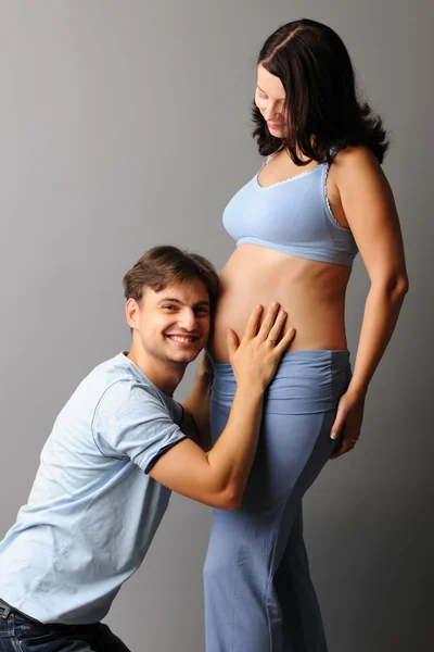 妊娠中のカップル — ストック写真