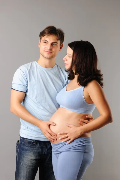 Беременная пара — стоковое фото