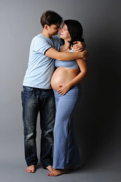 Беременная пара — стоковое фото