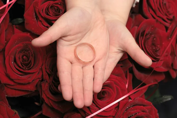 Gyűrűk, kézzel — Stock Fotó