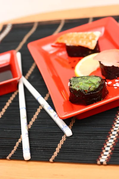 Placa roja de sushi — Foto de Stock