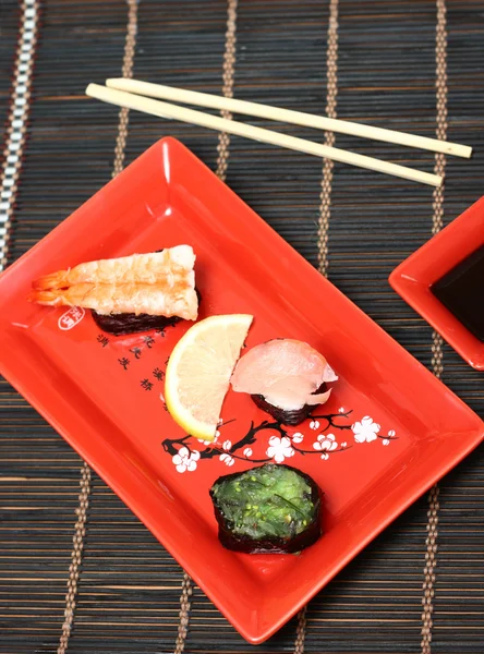 Sushi v červené desky — Stock fotografie