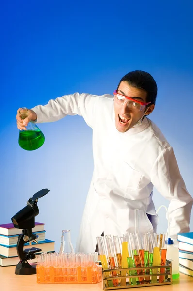 Chemik v laboratoři experimentuje s řešeními — Stock fotografie
