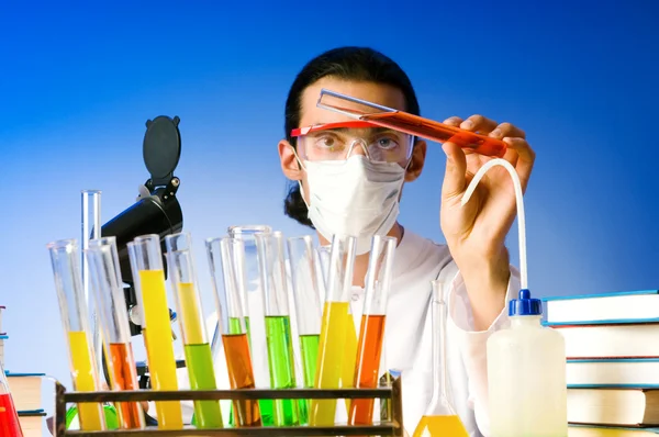Chemik w laboratorium eksperymentuje z roztworami — Zdjęcie stockowe