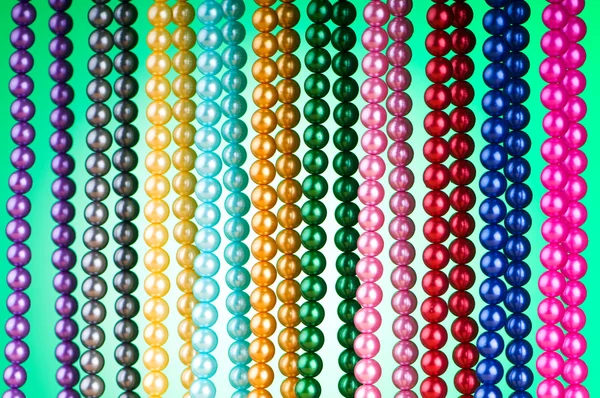 Абстракция с яркими жемчужными ожерельями — стоковое фото