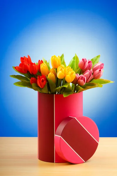 Scatola regalo e tulipani su sfondo sfumato — Foto Stock