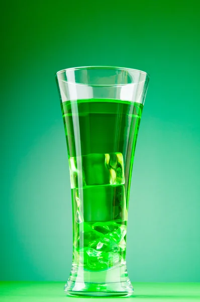 Bunter Cocktail in Gläsern mit Eis — Stockfoto