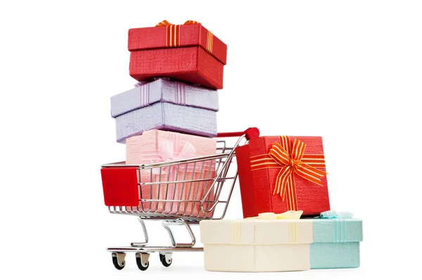 Carrello della spesa e scatole regalo su bianco — Foto Stock