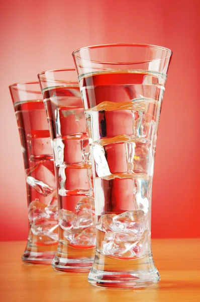 Água no vidro contra fundo gradiente — Fotografia de Stock