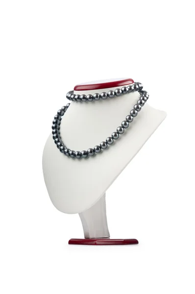 Жемчужное ожерелье, изолированное на белом — стоковое фото