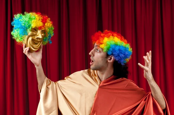 Acteur met maks in een grappige theater concept — Stockfoto