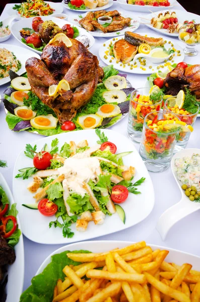 Tisch serviert mit leckeren Mahlzeiten — Stockfoto