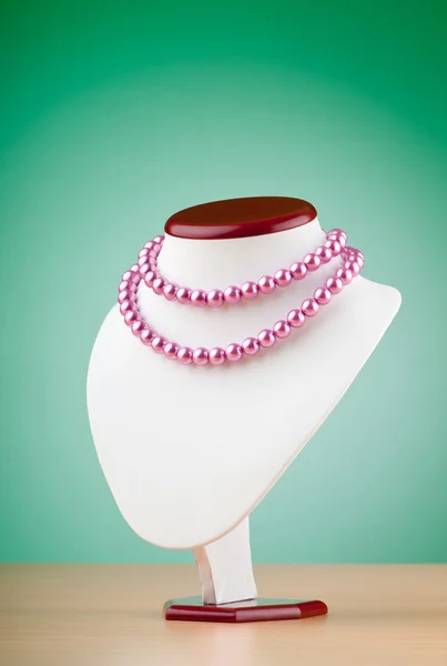 Collar de perlas contra el fondo degradado —  Fotos de Stock