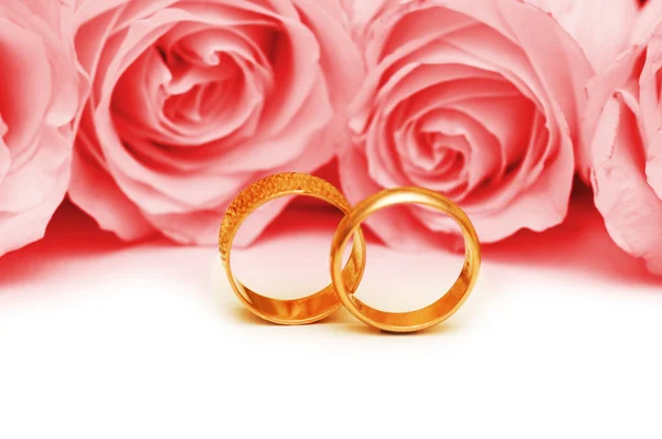 Hochzeitskonzept mit Rosen und Ringen — Stockfoto