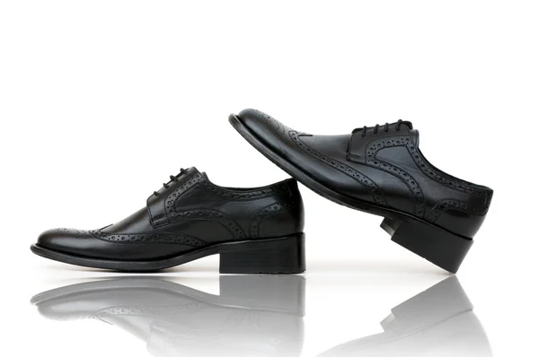 Мода концепция с мужской обуви на белом — стоковое фото