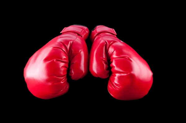 Rode bokshandschoenen geïsoleerd op zwart — Stockfoto